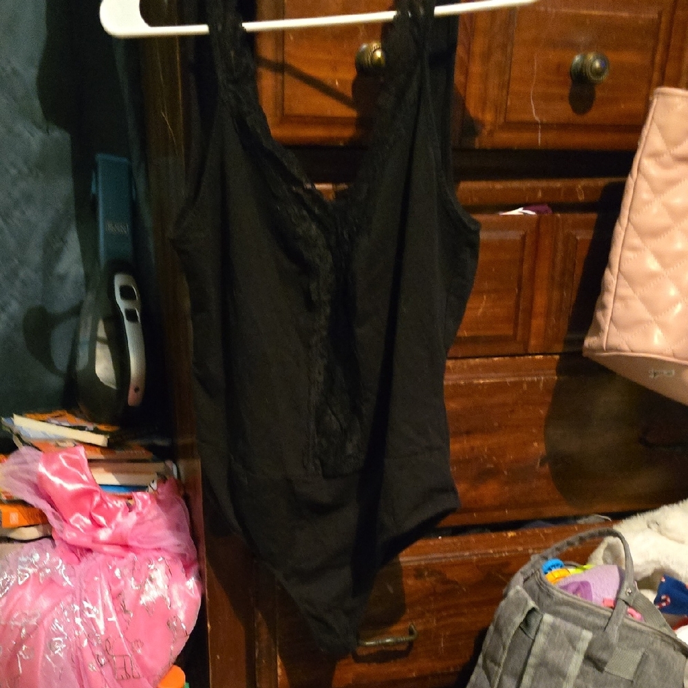 !!. Ladies 1X Chic Black Lace Bodysuit